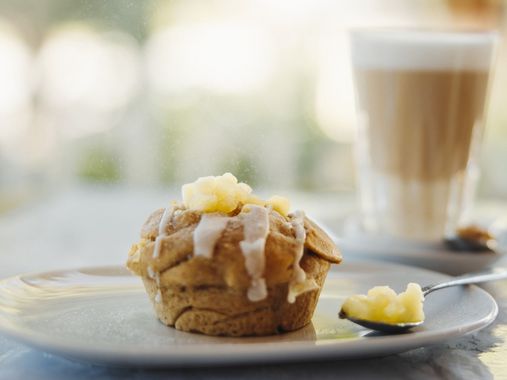 Apfel Holunder Schnecke mit einem Latte Macchiato im Lübecker Schneckenhaus